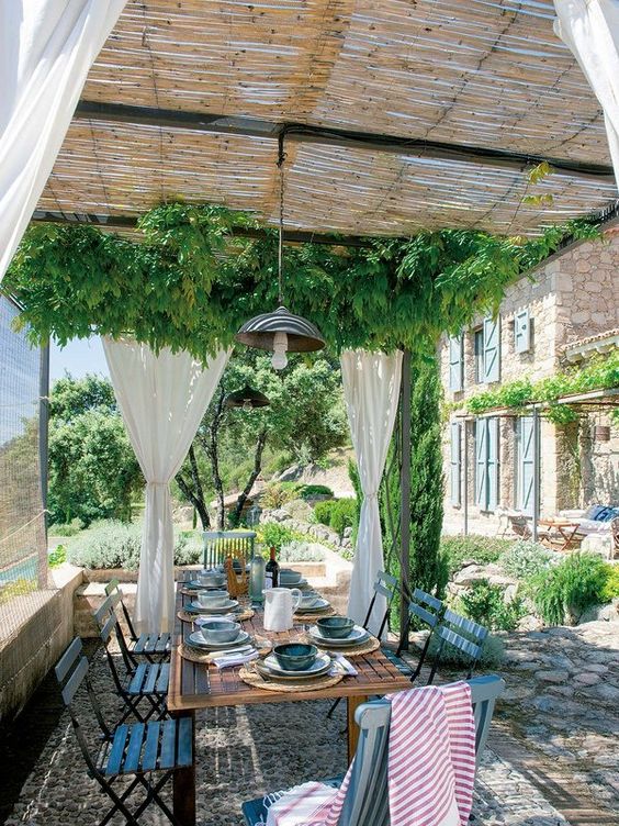 Mesas de jardín: de comedor, centro o auxiliares para decorar tu exterior  con estilo (con shopping)