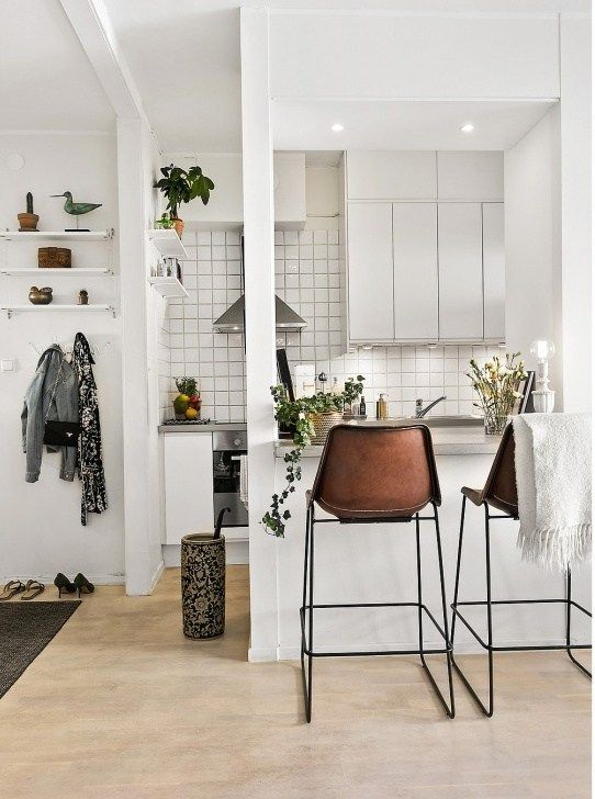 Unos taburetes altos con asiento y respaldo de cuerda  Interior design  kitchen, Modern kitchen design, Home decor kitchen