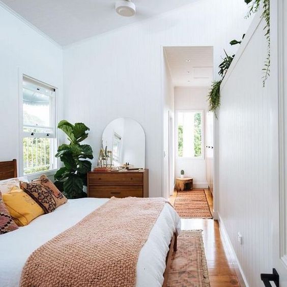 3 opciones para decorar el pie de cama, según tu espacio